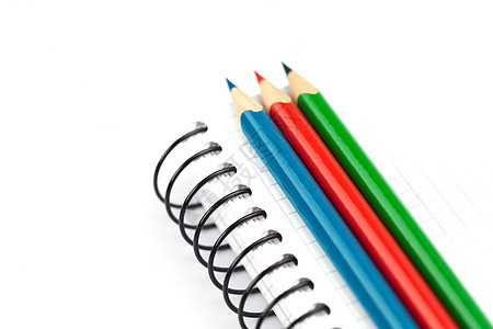 彩色铅笔和白纸上分离的笔记本活页工艺戒指彩虹学校木头素描办公室金属组织图片