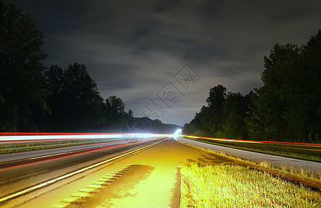 夜间高速公路交通图片