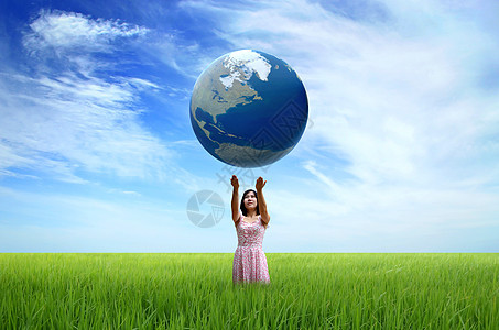 女人手中握着世界的地球图片