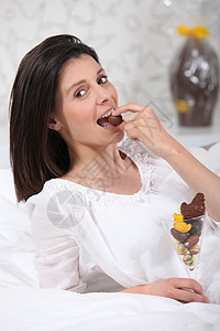 妇女吃复活节鸡蛋女性礼物风俗乐趣头发倾斜食物长拍巧克力女孩图片
