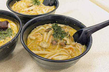 新加坡面条口味摊位食物辣椒对虾午餐树叶勺子烹饪小贩图片