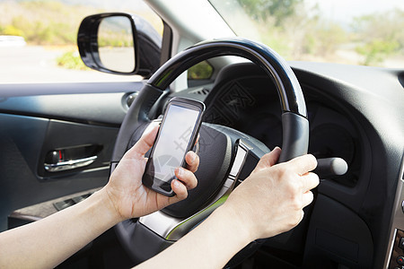 驾驶汽车时手持智能手机图片