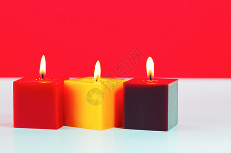 三个燃烧的蜡烛红色黄色火焰烧伤庆典活力假期生日背景