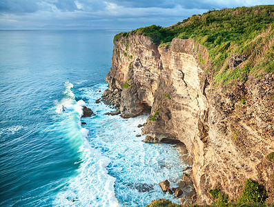 海浪和岩石天线海洋高地天空地平线日落瓦图海景爬坡石头图片