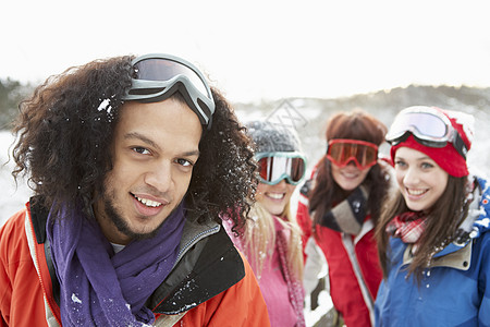 S型曲线穿着雪地风景的年轻朋友群体 S类穿S型滑雪友谊季节农村笑声围巾下雪女性男生混血背景