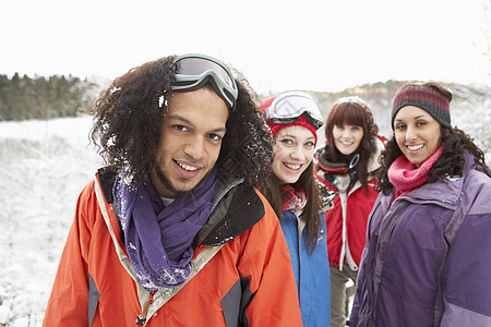 S型曲线穿着雪地风景的年轻朋友群体 S类穿S型农村下雪天气女士滑雪四个人女孩笑声男生季节背景