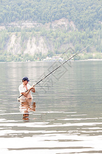 年轻人在河里钓鱼卷轴太阳爱好池塘阳光波纹假期淡水男人铸件图片