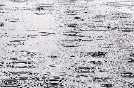 超慢运动中的雨滴雨流动水滴速度波纹同心液体天气雨滴圆圈活力背景