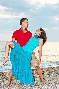 年轻夫妇在沙沙海滨跳舞图片