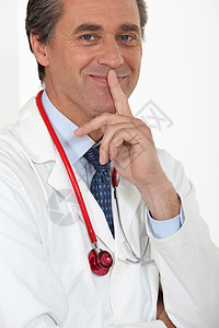 男医生用手指对着他的嘴图片