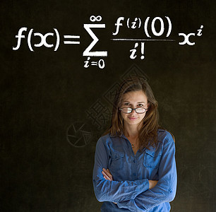具有粉笔背景的数学或数学教师教学男性方程知识学习白色教育大学公式班级写高清图片素材