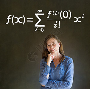 具有粉笔背景的数学或数学教师学习大学课堂演讲教育老师公式教学女士黑色木板高清图片素材