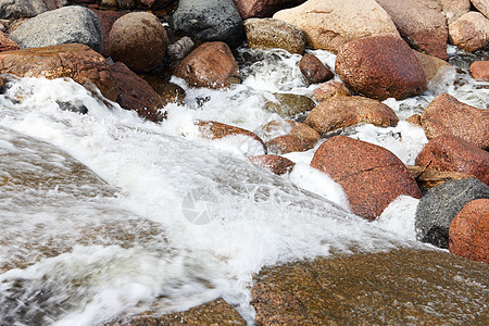 岩石上流淌的河流图片
