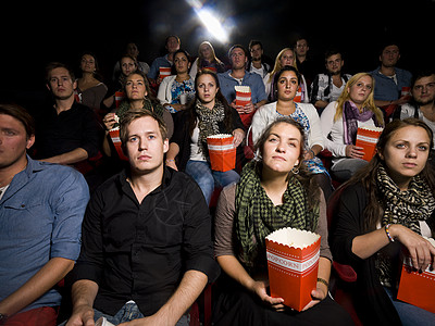 电影院里的人观众席喜悦男性演出群人乐趣人群男士文艺电影背景图片