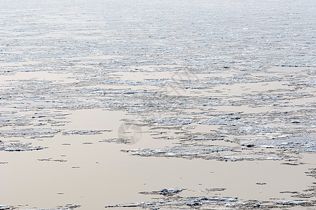 冰冷的冰冰在水面上冰川水晶天气寒冷痕迹液体冻结季节图片