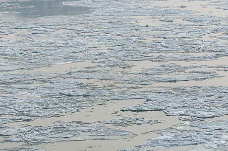 冰冷的冰冰在水面上天气水晶冰川寒冷季节液体冻结痕迹图片