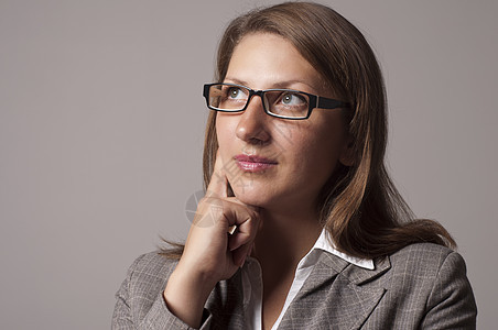 戴眼镜的年轻女商务人士肖像工作电脑城市奢华人士金融商业技术生活套装图片