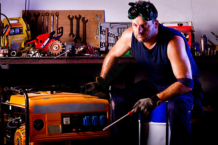 男性机械技工工程师工作螺丝刀维修商业润滑脂肌肉男人车库风镜图片