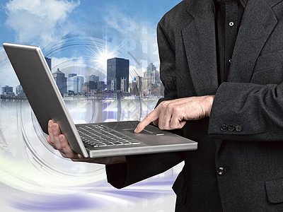 现代商业世界 一个看笔记本电脑的商务人士图片