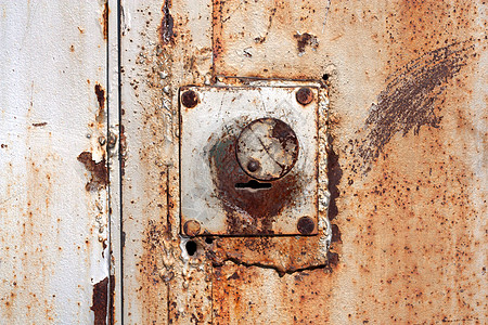 车库项圈上的旧挂锁乡村闩锁保障木头入口剥皮安全金属图片