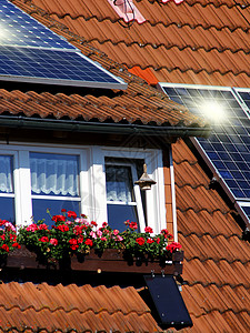 带有太阳能的住宅楼顶车站窗户太阳控制板细胞阳光光伏引擎技术蓝色背景