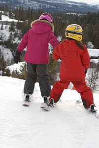 斯堪的纳维亚生活方式观谷仓父母阳光速度激流滑雪回旋电车享受运动图片