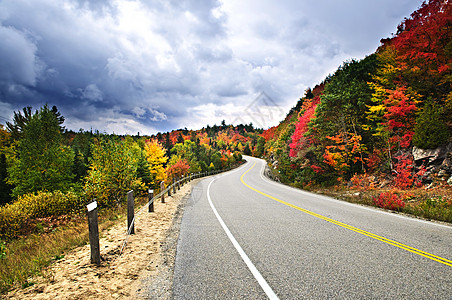 秋季高速公路公路山脉风暴丘陵森林沥青天空旅行驾驶公园图片