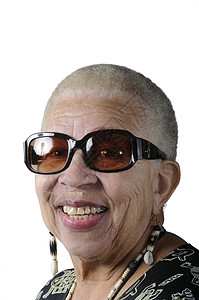 年长的非裔美洲妇女项链祖母太阳镜女士耳朵微笑耳环灰色头发长老图片