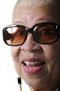 年长的非裔美洲妇女眼睛眼镜太阳镜项链头发奶奶多样性鼻子祖母女士图片