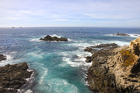 洛基海岸线潮汐泡沫天空海洋波浪远景行动花朵悬崖岩石图片