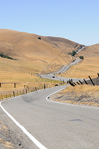 乡村公路长途公路上的体育运动员背景