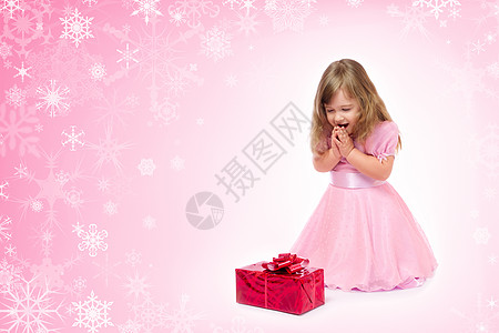 带礼物盒的小女孩纪念日展示惊喜乐趣快乐坡度孩子幸福女士女孩图片