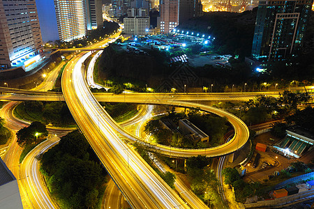 在现代城市的夜间高速公路大灯车辆曲线运动运输交通射线风景车道速度图片