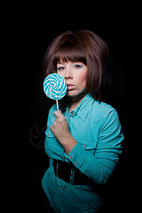 棒糖食物红色圆形漩涡衬衫蓝色青年女性橙子姿势图片