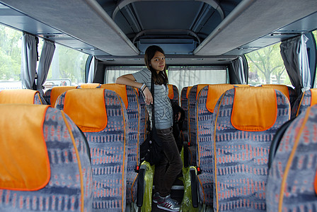 在公共汽车上旅游的少女青少年高清图片