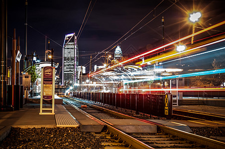 夏洛特市天线夜幕 有轻型铁路系统办公室城市金融轻轨公约大都会山猫商业天际火车图片