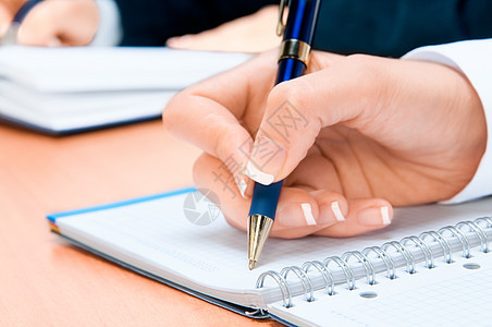 女青年笔记手的剪裁图像手指商务宏观项目签名指甲办公室笔记本学生日记图片