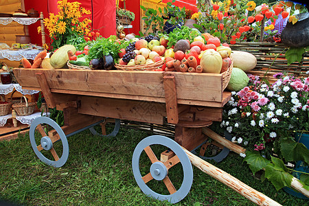 蔬菜和水果在农村市场上销售场地洋葱收获胡椒车皮生活鲜花南瓜沙拉收成图片
