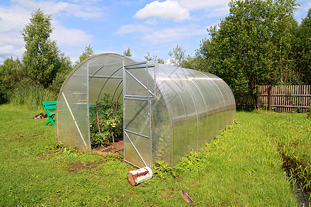 夏季花园的塑料温室图片