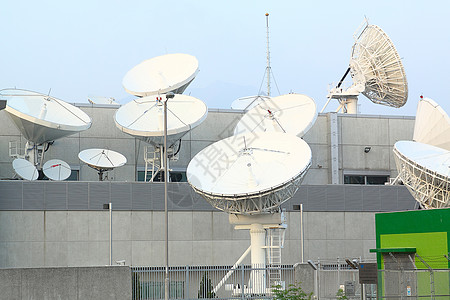 电视台上方的卫星通信磁盘卫星通讯磁盘陆地电视链路数据间谍盘子渠道天线世界车站背景