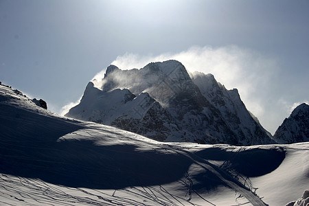 高加索山区山地滑雪度假胜地晴天山峰闲暇高山电缆旅游森林岩石风景蓝色图片