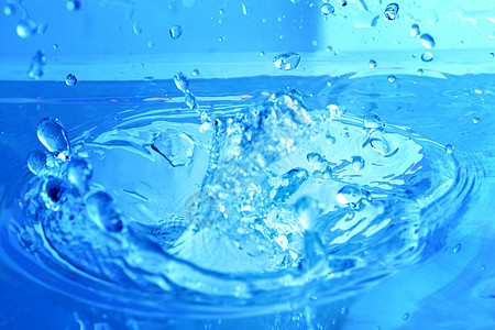 水喷水飞溅宏观蓝色液体速度海浪气泡卫生运动反射图片