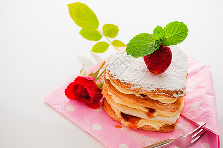 草莓奶油小蛋糕美丽的装饰蛋糕 心与草莓婴儿生日餐厅食物假期奶油奢华美食盘子创造力背景