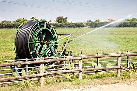 灌溉机器收成生产蔬菜地面农场土地洒水器水果农业图片
