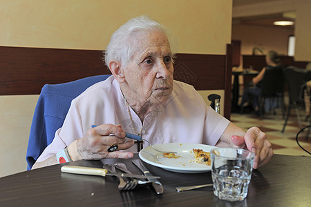 高龄妇女吃晚饭生活祖母食物桌子玻璃保健养老院职业卫生前辈图片