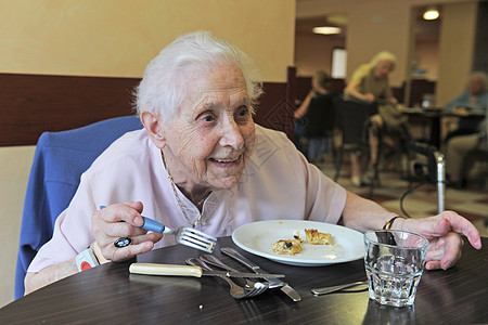 高龄妇女吃晚饭保健医疗生活微笑祖母桌子玻璃退休卫生营养图片