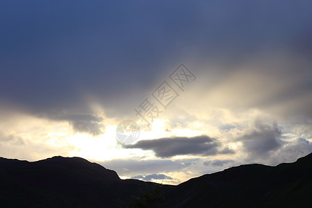 日落在山上 挪威的地貌 欧洲扫描金子旅行环境地平线爬坡框架旅游太阳天空美丽图片
