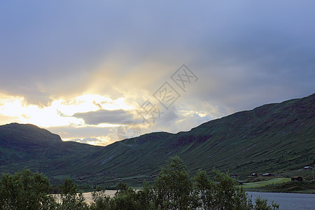 日落在山上 挪威的地貌 欧洲扫描环境风景爬坡天气框架旅游天空金子太阳山脉图片