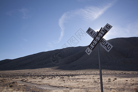 沙漠中铁路跨越铁道低角度列车视图天空旅客商务通勤者黑与白自由路标图片