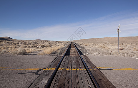 沙漠中铁路跨越铁道运动交通工具高峰地平线商务陆地铁轨路标栏杆交通图片